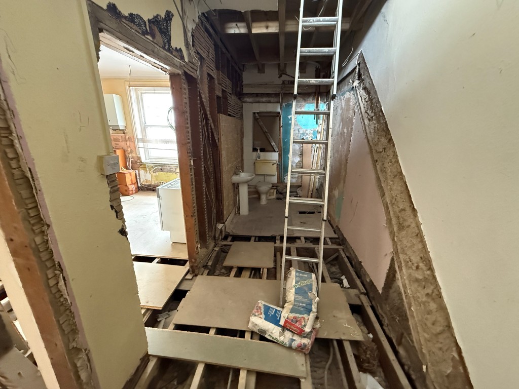Lot: 40 - THREE-BEDROOM MAISONETTE FOR COMPLETE REFURBISHMENT - Hallway